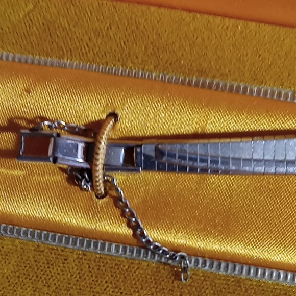 Ladies Bulova watch in box, 10 kt. Gold Lady Bulova Petite - Picture 9 of 16